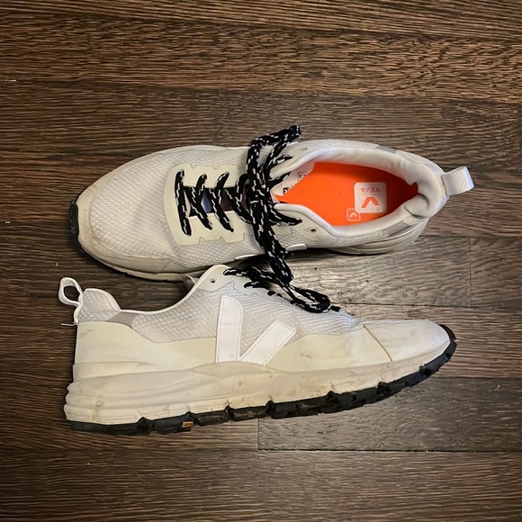 SOLD OUT Veja Dekkan sneakers size 9 bought on Shopbop - Picture 1 of 7